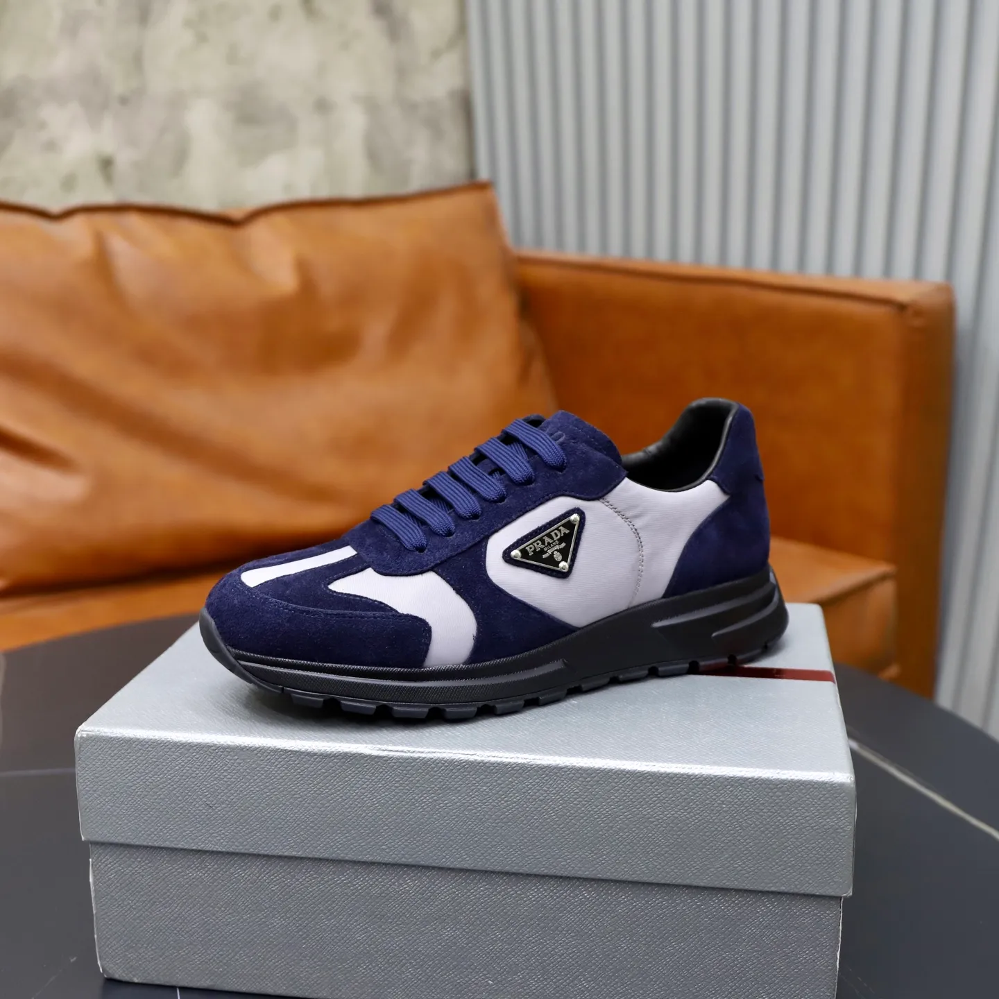 Factory price: 600💰Cow leather lining Brand: PRADA (Prada) Standard code: Men's size 38/44 (45 can be customized) Grade: Same as the official website Material: Original cowhide splicing imported cowhide lining Original combination two-color wear-resistant soft outsole Style category: Leisure and sports version Young fashion European and American trend British style Color: Real picture color
